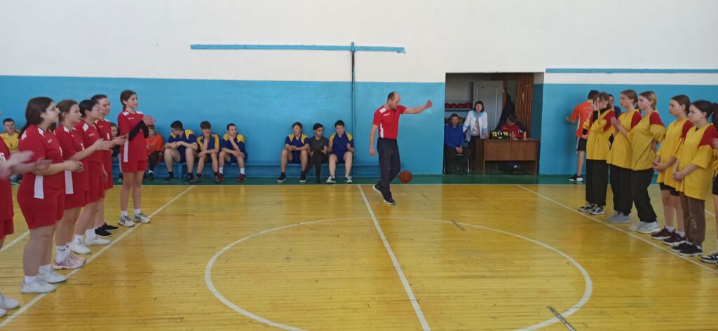 14 марта в спортивном зале ДК с. Викулово состоялись соревнования по баскетболу в зачет XХV Спартакиады учащихся Викуловского муниципального района среди юношей и девушек.
