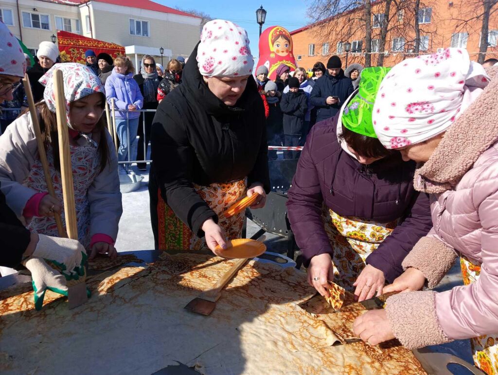 Семья “Солнечные” приняли участие в приготовлении “семейного блина”.